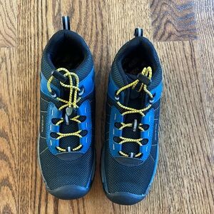 Keen hiking shoes / sneakers in big kids size 4